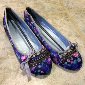 Final Sale Floral flats with chain and bow sz 6.5